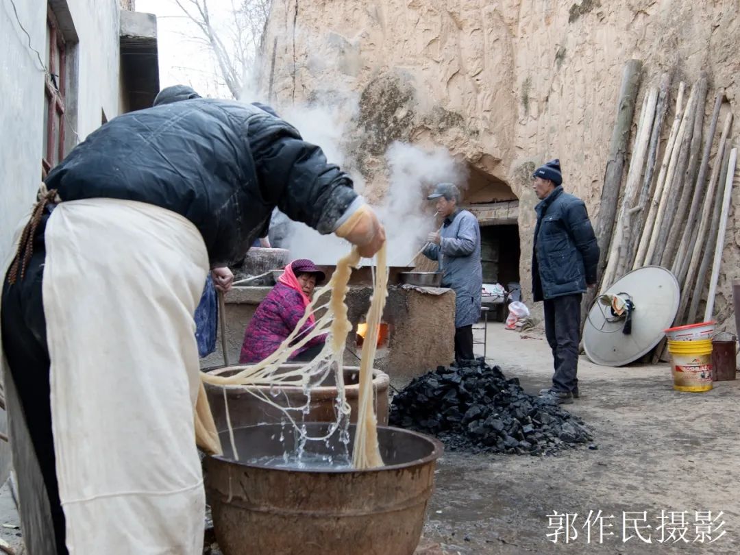 山东漏粉条的过程视频,漏瓢式粉条制作技术视频