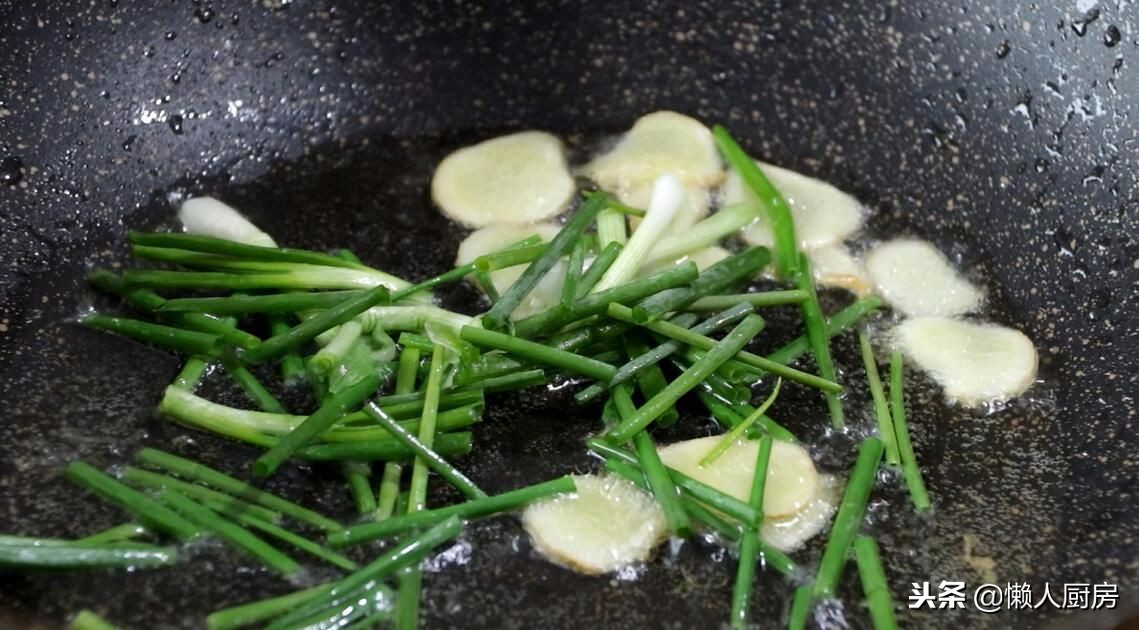 剥完虾仁，壳儿不要扔，这样简单一做，比浓汤宝还鲜，简单又好学