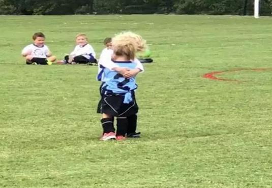 孩子去体校踢球好吗,孩子去看球