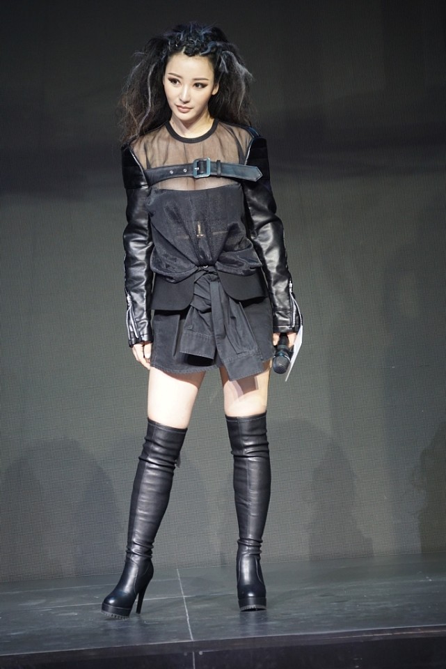 柳岩造型低调保暖走机场,柳岩中长发造型