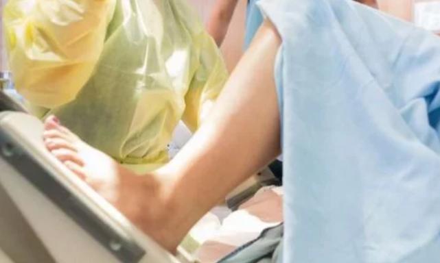 乌干达助产士操作不当，将婴儿拉出又推回，*力暴**拉扯致其身首异处