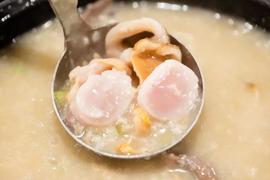 这家噗噗噗的粥底火锅店，稳就一个字