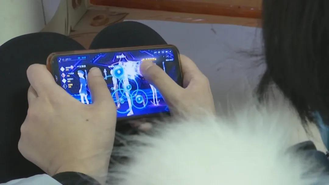 13岁的“熊孩子”玩游戏大量充值惊呆记者