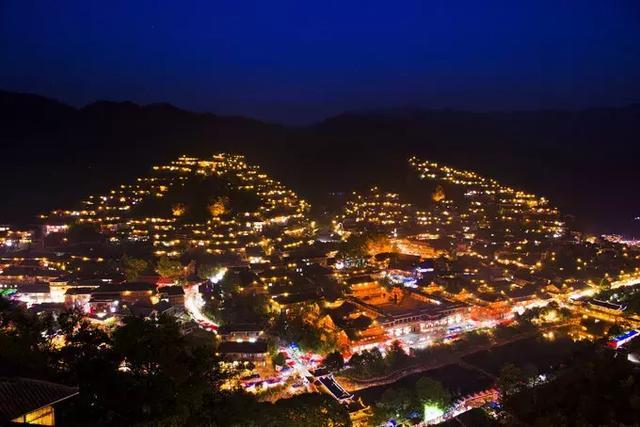 贵州黄果树瀑布和小七孔怎么选,多彩贵州荔波小七孔西江千户苗寨