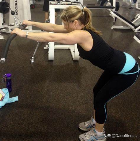 女性背部力量训练,女性背部肌肉锻炼方法大全