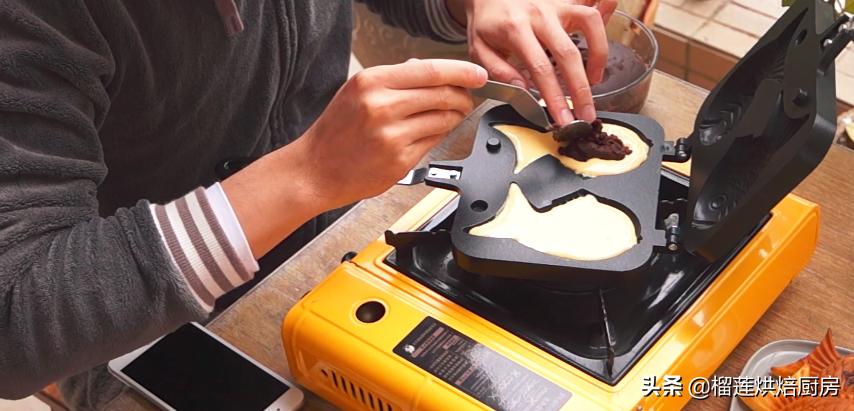 自己动手做出蜡笔小新同款鲷鱼烧，豆沙丝滑甜软，表皮蛋香浓郁