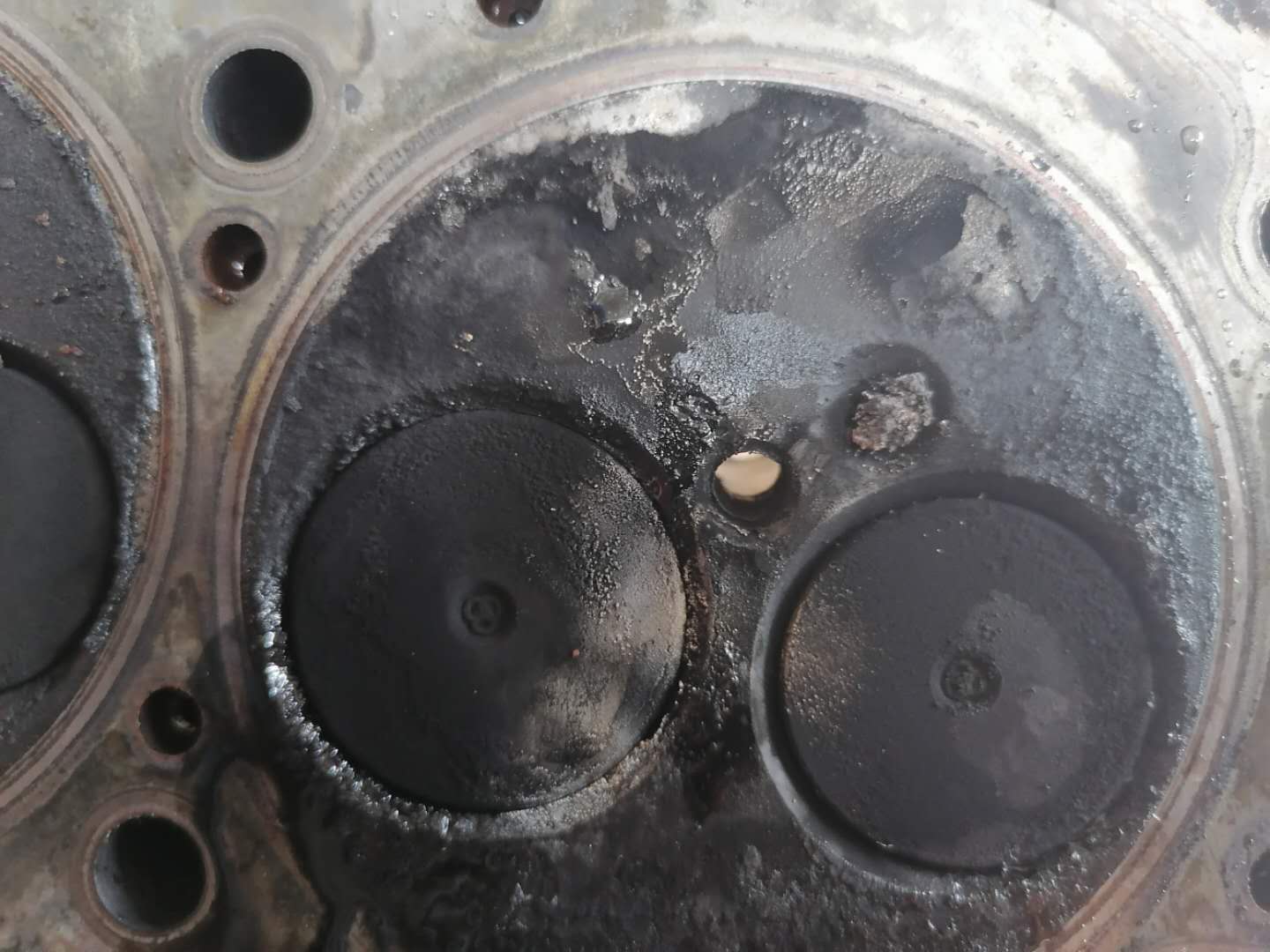 才跑4万公里货车烧机油怎么回事,发动机烧机油活塞发黑