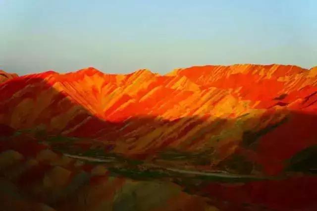 带您探索神秘大西北，一湖倒影一湖诗，半湖金色半湖