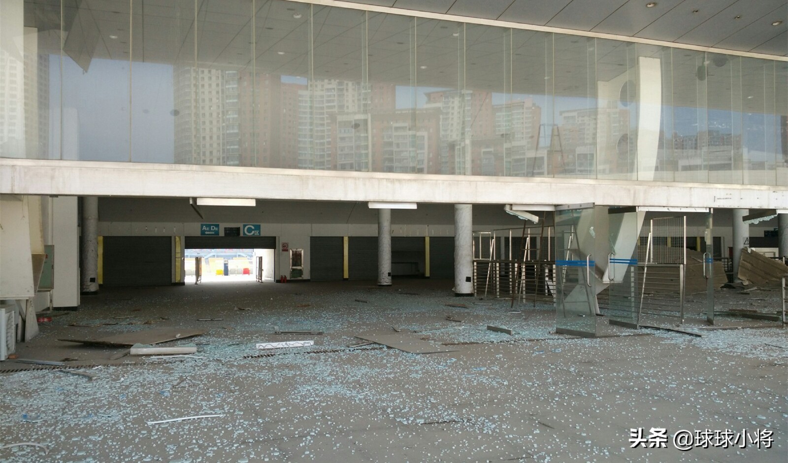 中国被荒废的足球场,荒废了几年的足球场