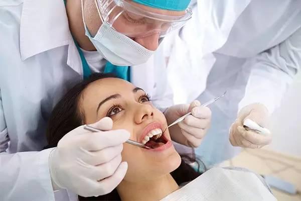 电动牙刷与普通牙刷的泡沫,用电动牙刷刷牙时怎么刷