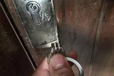 钥匙断了在里面怎么抠出来,钥匙一不小心被拧断