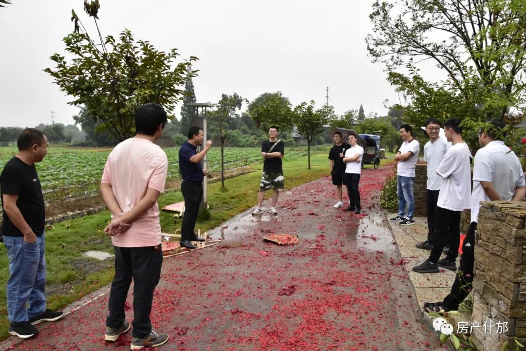 什邡多家本土开发商、施工方齐聚城西这栋叠拼内，所为何事？