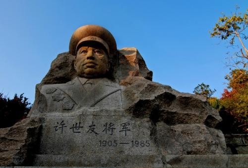 毛主席召见*世友许**，闲聊时问：如果我身边有坏人怎么办？