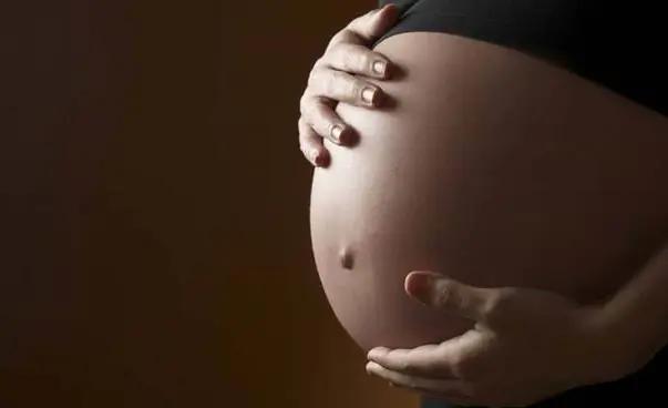 清晨醒来养了三年的狗在舔媳妇的大肚子，儿子流产医生说多亏这狗