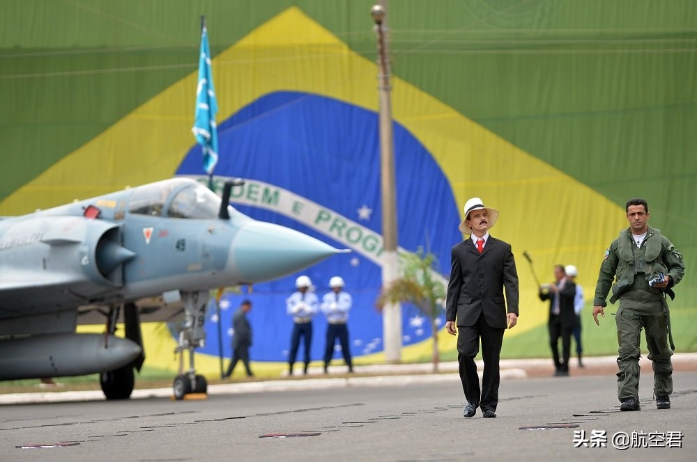 一批战斗机价格不如一位球星，在世界第一足球强国巴西成真事