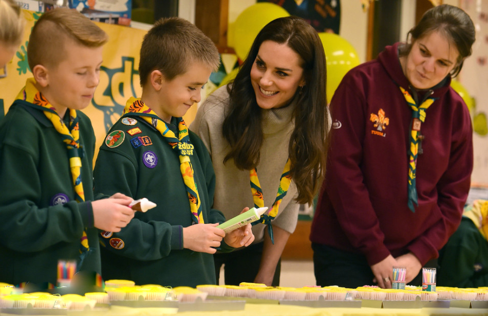 凯特王妃踢足球,凯特王妃运动穿搭