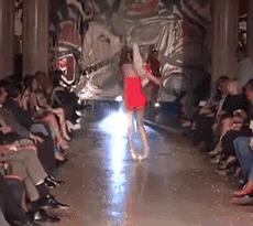 模特走路摔倒,模特走t台摔倒