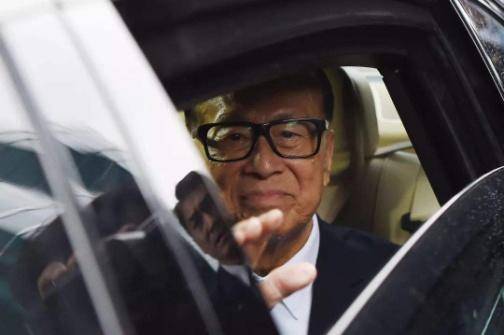 李嘉诚是如何成为首富的？新加坡总理：他低买高卖，毫无社会贡献