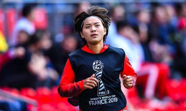 王霜梅开二度中国女足晋级东京,中国女球员王霜进球视频