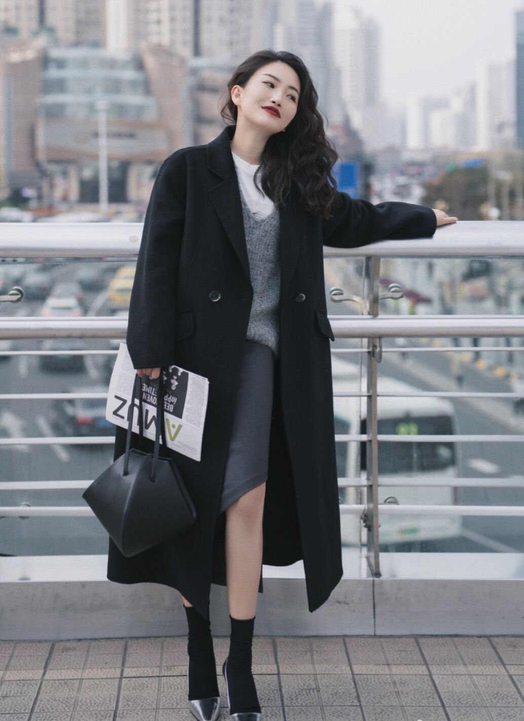 黑色大衣最显气质,黑色大衣比较普遍但越看越耐看