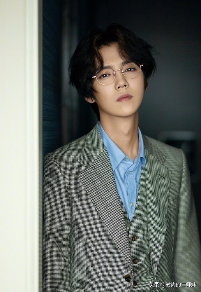 鹿晗这身贵公子打扮不得不夸！中分小卷+眼镜杀，帅起来真要命