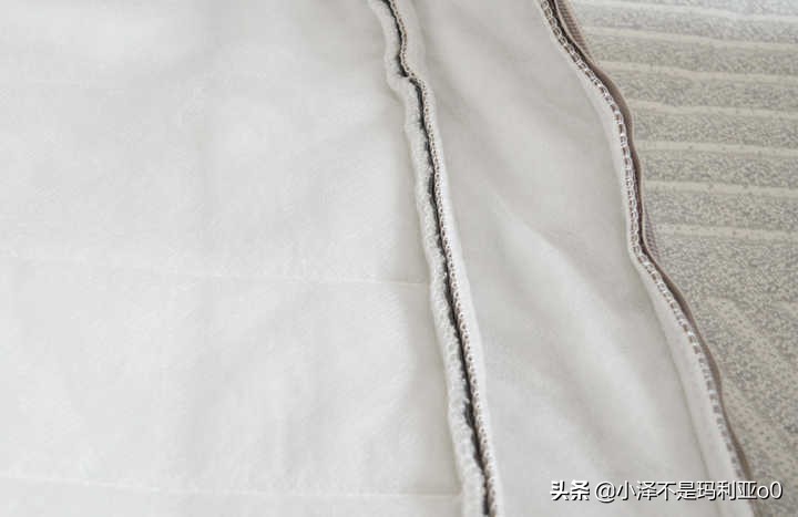 躺平青年的睡眠好物！8H黑金刚大口径独立弹簧乳胶床垫深度体验