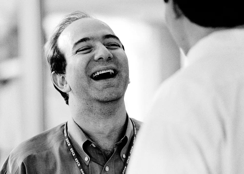 新书 | 首次曝光！“*底卧**”15年拍下250000张照片，他只选了这100张