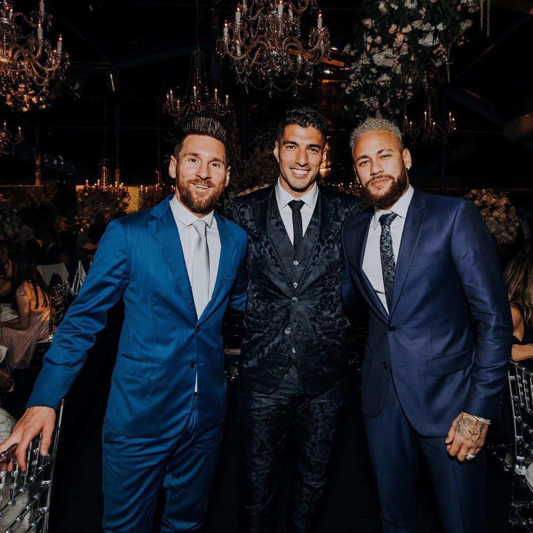 足坛动态1228:LV9.75亿报价米兰！俄网红蹭C罗热度？MSN再合体