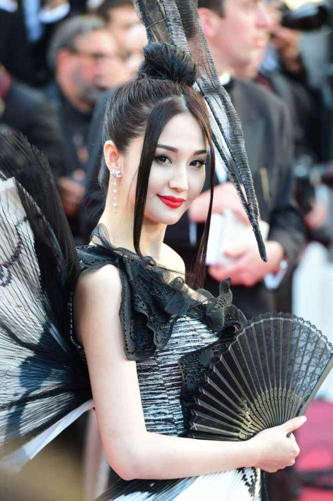 女星红毯如何整理裙摆,女明星走所有红毯礼服