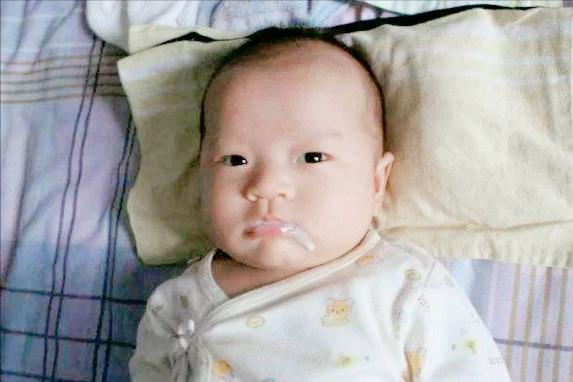 小宝宝吐奶又爱哭怎么回事,宝宝吐奶拍背以后为什么就能睡觉