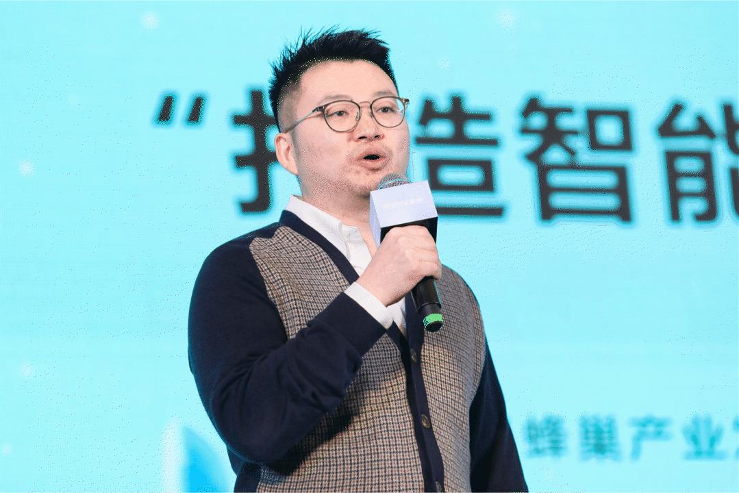 五星闪耀照亮蜂巢城市