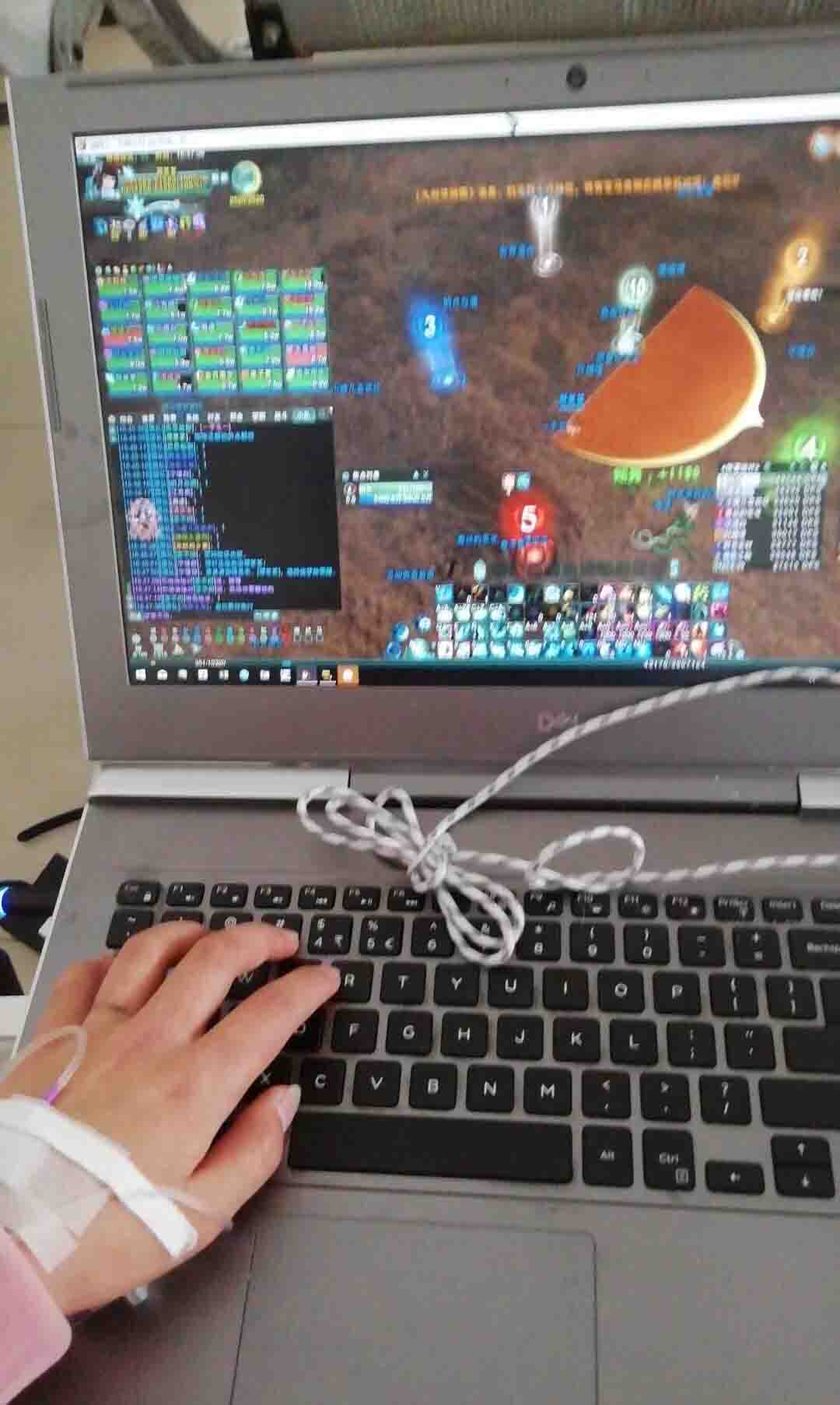 打石膏吊盐瓶还要指挥帮会打团？这些游戏玩家也太敬业了吧