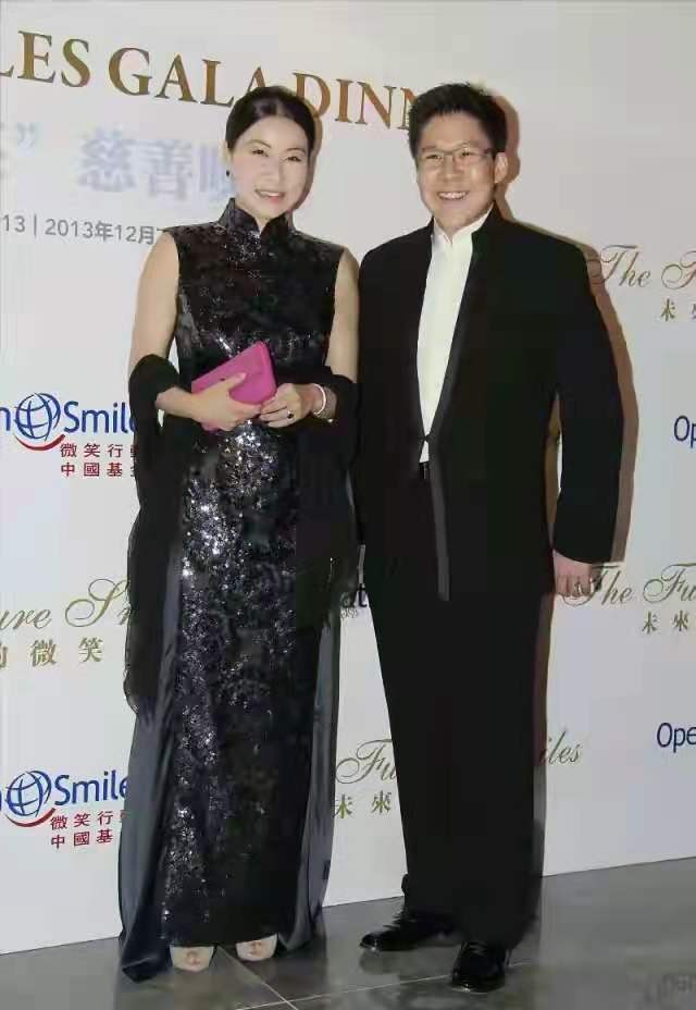 霍启刚真是宠妻狂魔完整版,霍启刚郭晶晶穿情侣装相拥晒恩爱