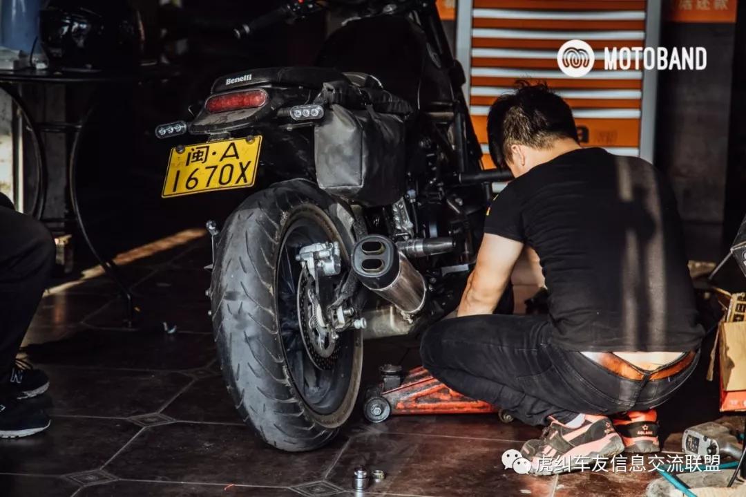 贝纳利幼狮500辐条轮爆胎,贝纳利幼狮500公路版改牌照架