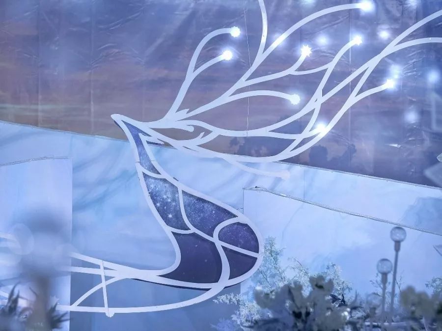 把深海的蔚蓝和小鹿眼里的星辰，都揉进了这场婚礼