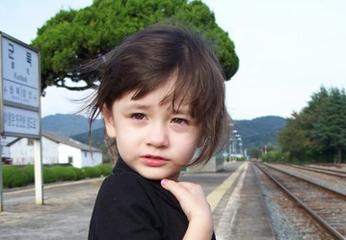 她就像个大孩子一样任我给她穿戴