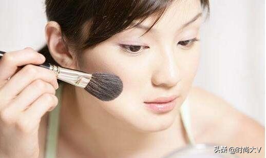散粉到底怎么擦才不脱妆,散粉怎样擦不脱妆