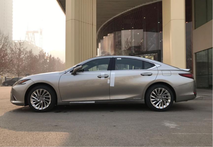 雷克萨斯es300h对比奔驰e,雷克萨斯es300h和奔驰e级