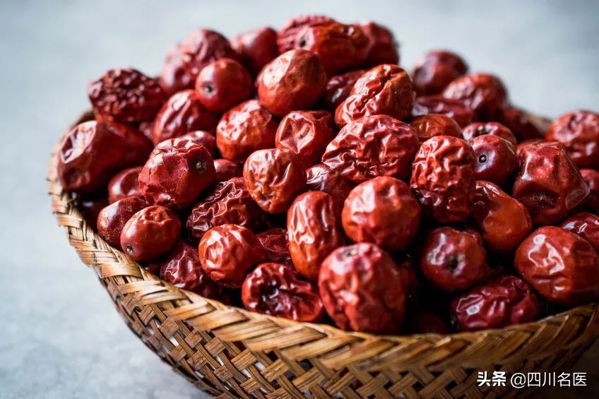 保温杯突然爆炸，女孩右眼球破裂！只因杯子里泡了这个…很多人都干过