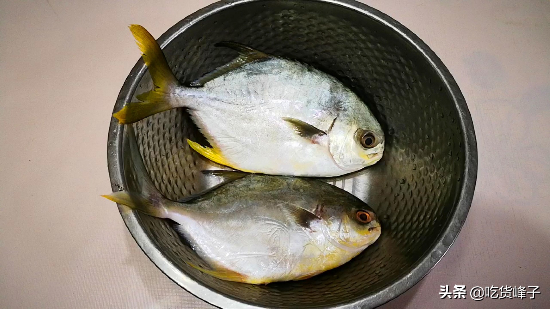 炖鱼出白汤的关键加凉水还是热水,炖鱼时汤加少了再加热水还是凉水