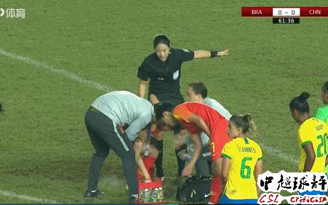 足协杯和孙雯一起颁奖的女的是谁,高洪波孙雯给武汉三镇颁奖视频