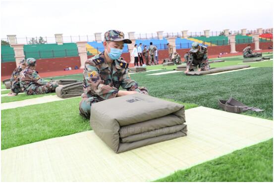 1300名新生拼动态国旗表白祖国,超燃千名学生向祖国表白