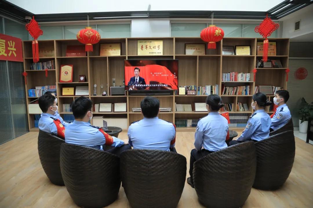 上海铁警全员待命,上海铁警坚守岗位图片