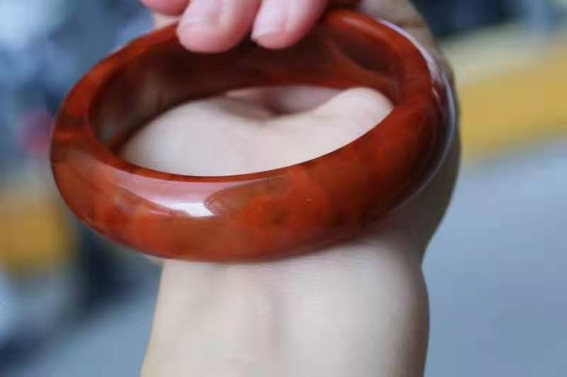 白底青手镯适合多大年纪戴,碧玉手镯适合多大年纪戴