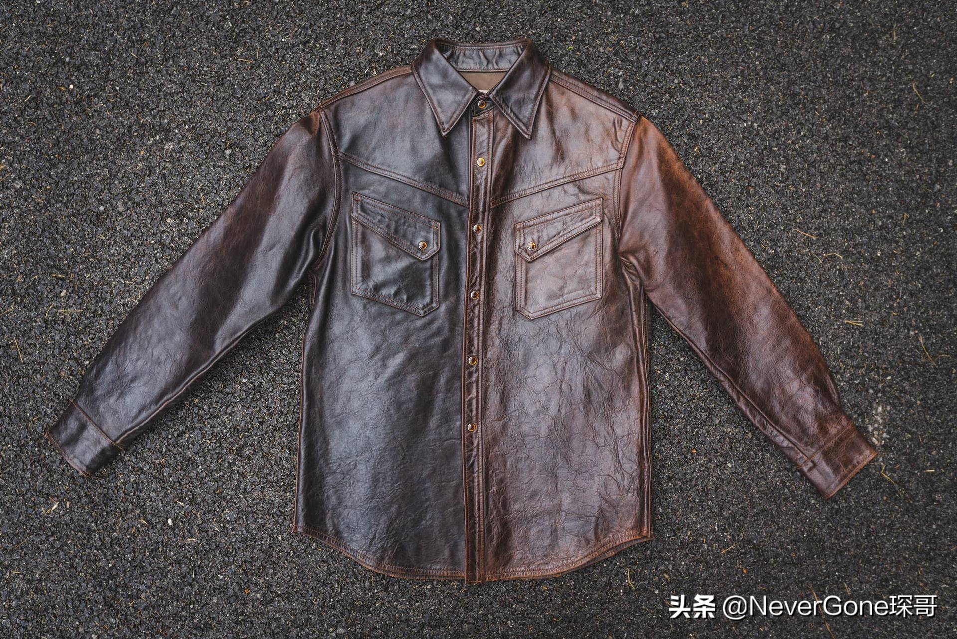 一件灰衬衫,一件美特斯邦威衬衫