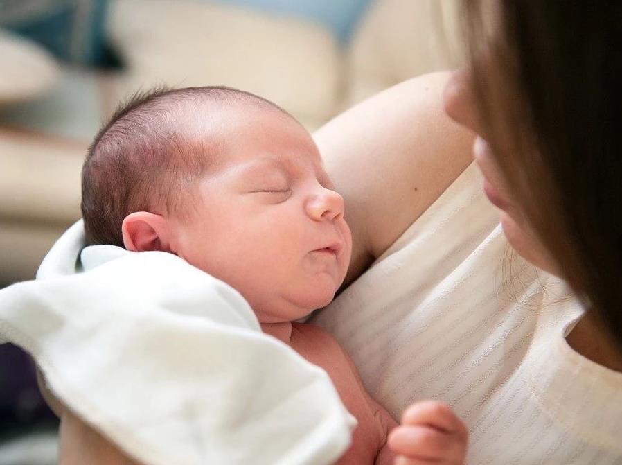 纯奶好还是配方奶粉好,婴儿配方奶粉是脱脂的吗
