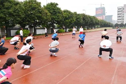 19岁男孩游泳后住进icu什么原因,15岁男孩做蛙跳腿疼怎么办