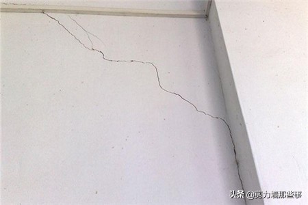 自建房墙体横向开裂会倒塌吗,地基下沉墙体开裂补救自建房