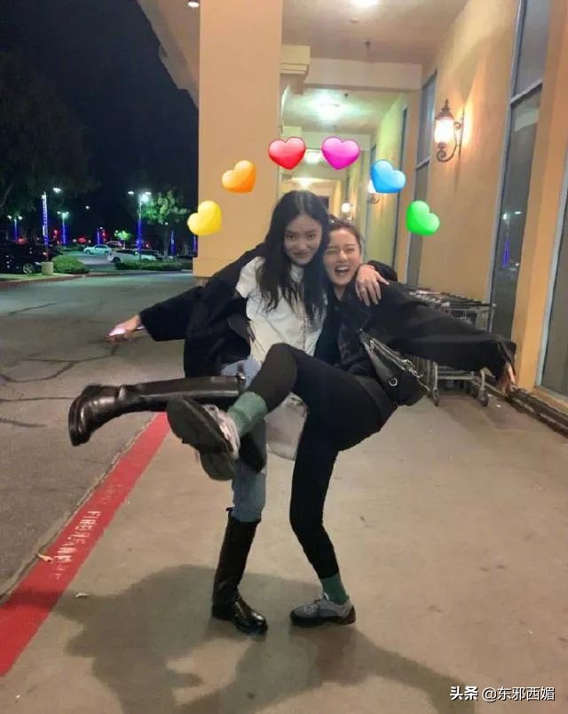 当众踹别人一脚犯法吗,当众踹人违法吗