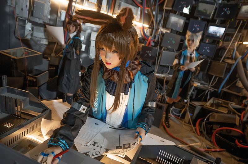 视觉盛宴，又一批coser现身明日方舟百人集结活动